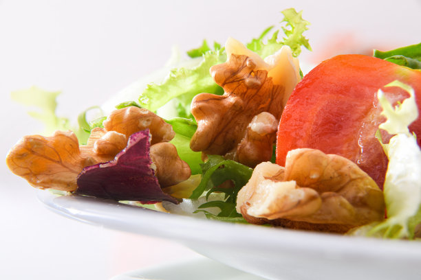 有核桃、莴苣和西红柿的沙拉比较好图片下载