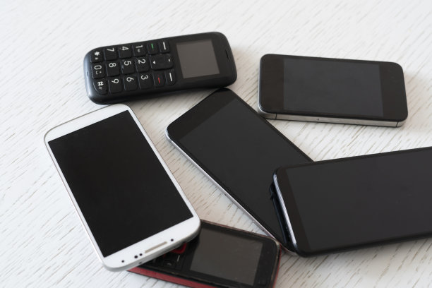 技术进化的概念，一些旧的老式手机和新的现代设备图片下载