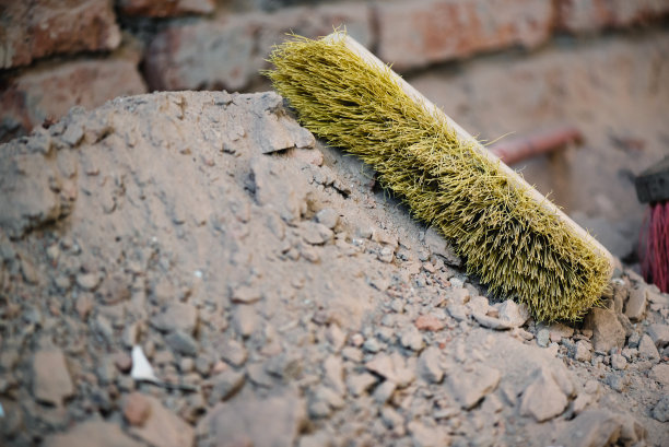 扫帚和建筑灰尘。图片下载