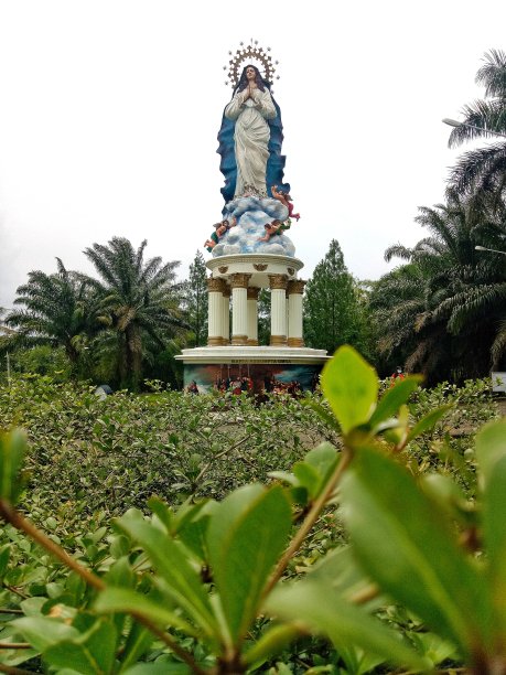 亚洲最高的圣母玛利亚雕像位于印度尼西亚爪哇中部的安巴拉瓦图片下载