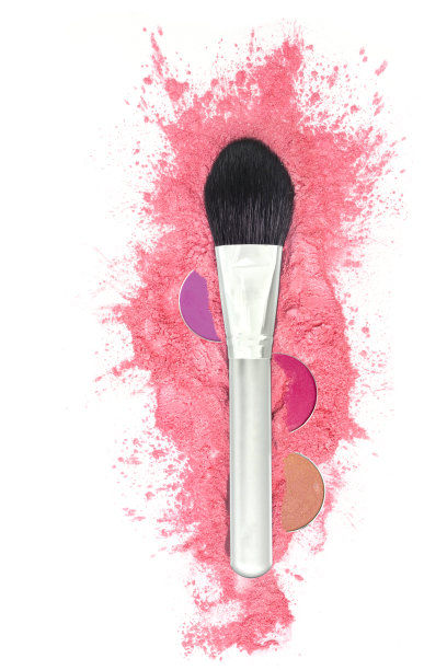 化妆刷和粉在白色的背景，特写。从以上观点。图片下载