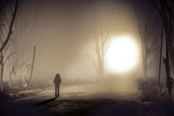 迷雾中可怕而神秘的光图片下载