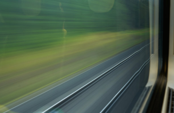 从火车上看窗外的景色图片下载