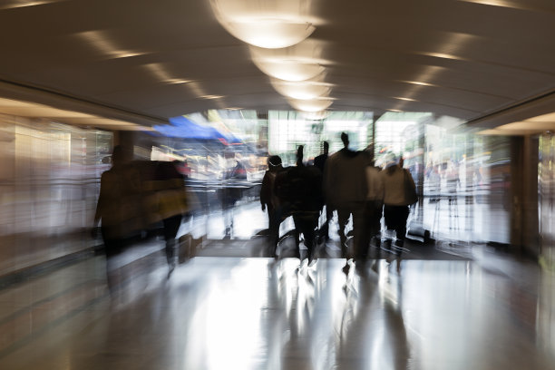 现代走廊上的通勤者图片下载