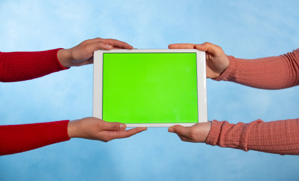 两名女性的手臂和手握着平板电脑。模板将自己的文本和信息放入空间。图片下载