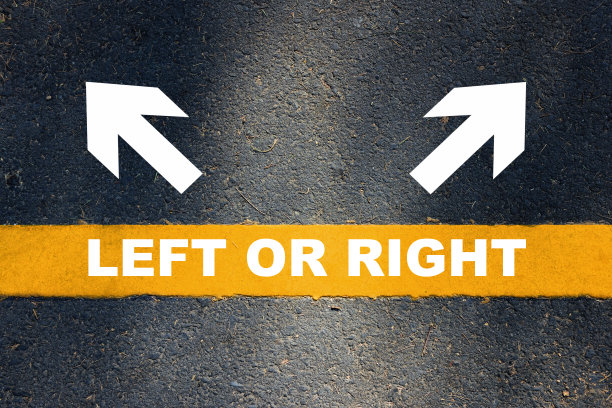 左或右写在黄线上，用白色箭头标记沥青路面图片下载