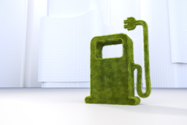 电动充电站的汽车概念在绿色草地前面的白色城市景观。图片下载