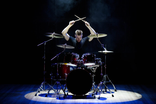 鼓手在打鼓，背景是烟雾和火药。图片下载