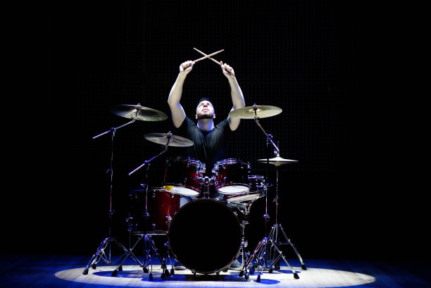 鼓手在打鼓，背景是烟雾和火药。图片下载