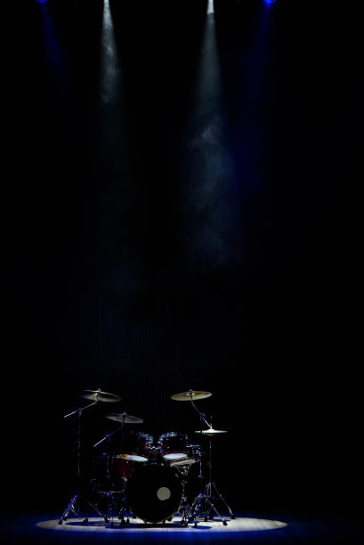 鼓在舞台上的聚光灯下举行了音乐会图片下载