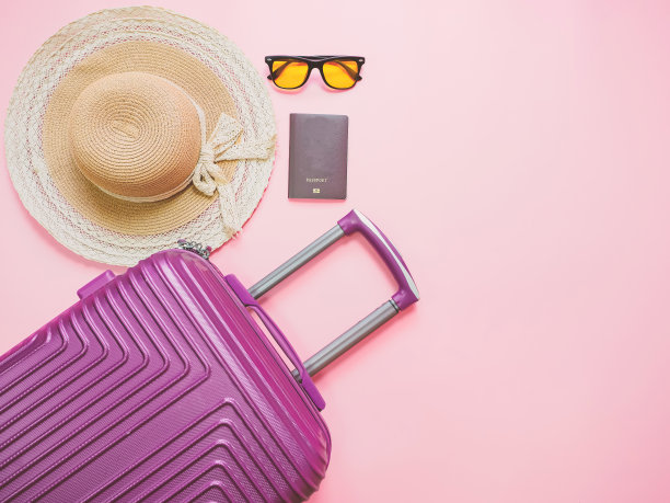 夏季旅游概念从旅行者配件粉红色的背景。图片下载