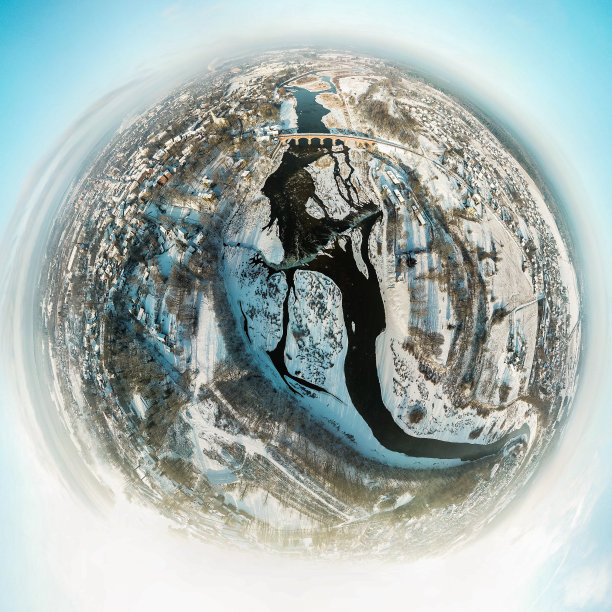 拉脱维亚，美丽的小星球，冬天有库尔迪加镇和桥图片下载