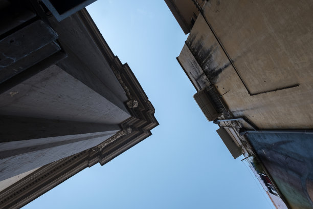 房屋之间的天空图片下载