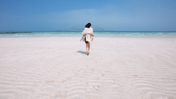 走在热带度假胜地(济州岛)图片下载