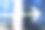 模糊的办公楼和绿箭。图片下载