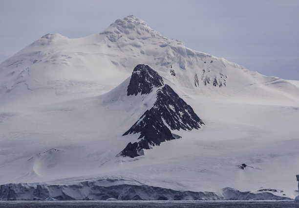 冰原冰川在南极洲的冰雪之上。冰原是一座山的顶部或山脊，突出于覆盖了大部分山脉或山脊的冰原或冰川。南极的声音,南极洲。也称为冰川岛图片下载