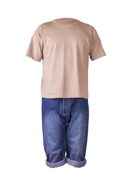 牛仔深蓝短裤和t恤孤立的白色背景。图片下载