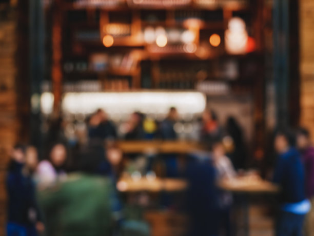 人们坐在酒吧餐厅夜总会模糊的背景图片下载