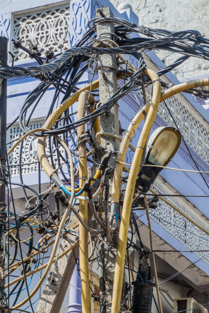 印度德里市中心杂乱的电缆图片下载