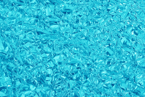 闪亮的浅蓝色箔纹理背景，褶皱和波浪的包装纸图案。图片下载