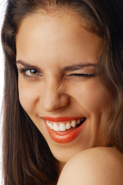 美丽的女人看着镜头眨眼图片下载