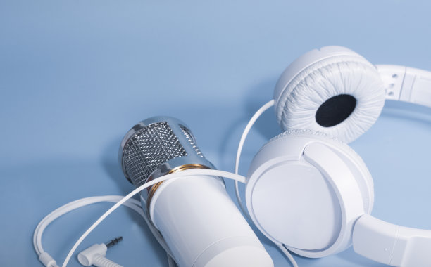 麦克风和耳机录音在一个蓝色的背景图片下载
