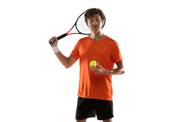 年轻的白人男子，网球运动员摆出孤立的白色背景。图片下载