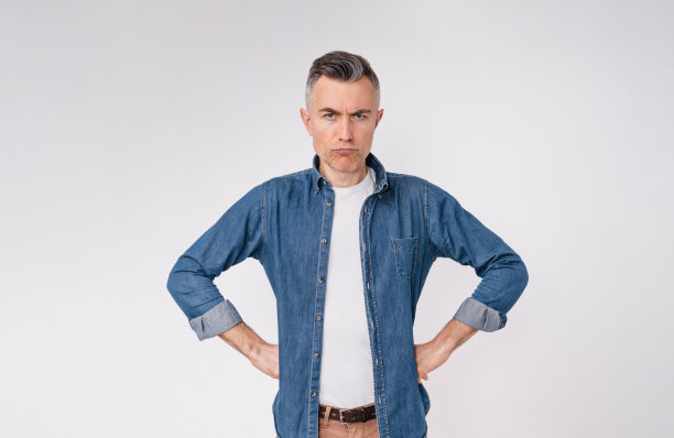 被冒犯的成熟男人吹着嘴唇孤立的白色背景图片下载