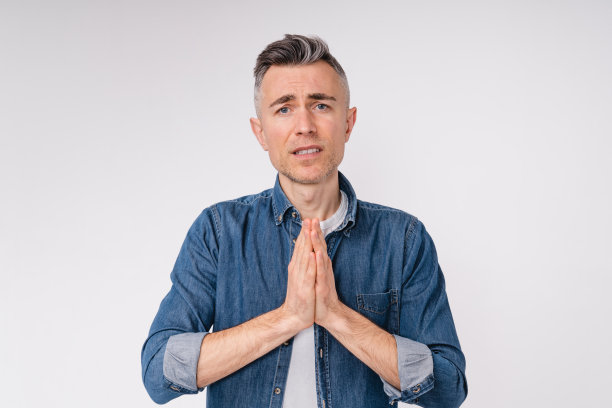 可悲的白人男子在白人背景下孤独地乞求和祈祷图片下载