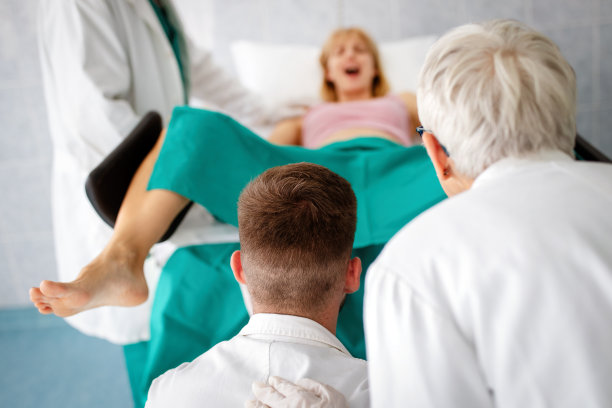 在医院里，待产妇女推着分娩，产科医生在一旁协助图片下载