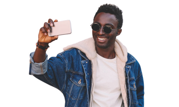 一名快乐的非洲青年用智能手机自拍，背景是白色图片下载