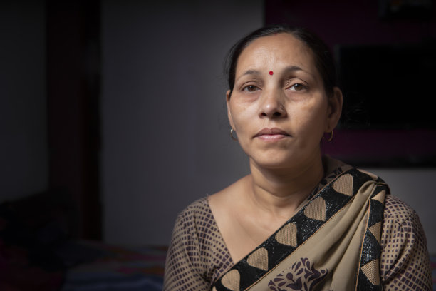 安详的印度妇女在莎丽看着镜头，表情空白。图片下载