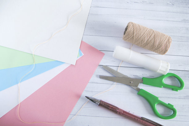 DIY和孩子的创造力。逐步说明:如何用彩色纸制作复活节兔子。步骤1。手工制作的复活节工艺品图片下载