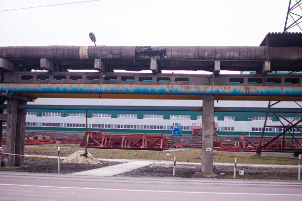 工业园区。厂房。沿路有大型管道图片下载