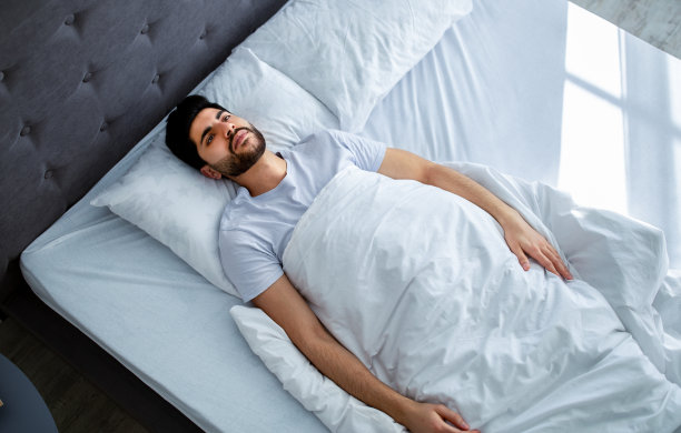 失眠的阿拉伯男人图片下载