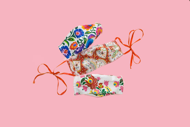 孤立组彩色，自制的织物面具在黄色的背景图片下载