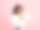 震惊的黑人女士看着智能手机难以置信，举起她的眼镜在粉红色的工作室背景图片下载