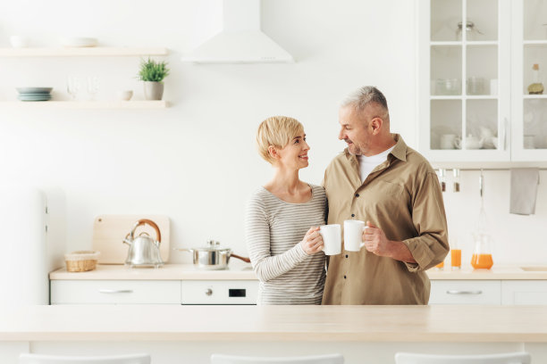 爱情、浪漫和关系，新冠肺炎大流行期间的早餐图片下载