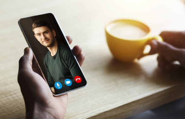 远程通信。女人在咖啡馆通过智能手机视频会议给男友打电话图片下载