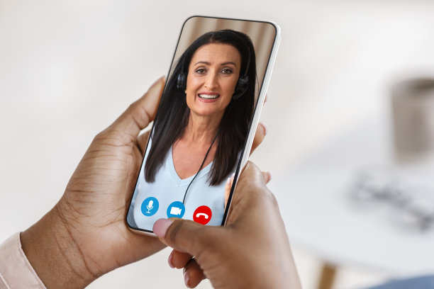 在线辅导。一位面目全非的黑人女性正在用智能手机和导师进行视频通话图片下载