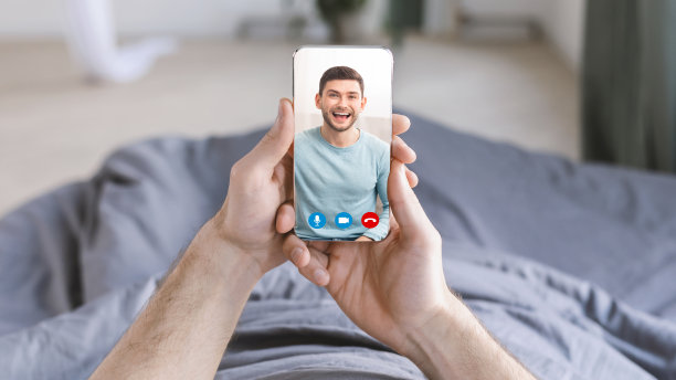 一个面目全非的男人躺在床上用手机和朋友视频聊天图片下载