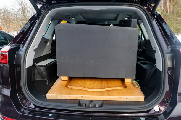 客车上的旧家具。SUV车箱体积大。没有人图片下载