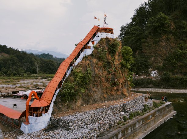 美丽的近距离图片寺庙在山顶。选择性关注学科图片下载