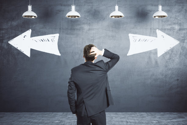 选择概念与商人看黑色墙壁与手写的相反看箭头。图片下载