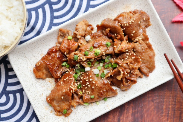 烤猪肉-日式腌猪肉称为Butadon在白色盘子的木头桌子-俯视图图片下载