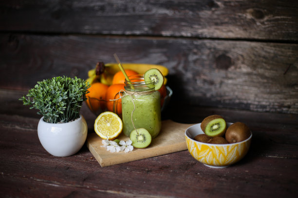 加猕猴桃，苹果，柠檬和亚麻籽的绿色冰沙。库存图片图片下载