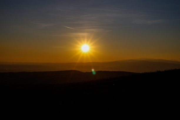 塞尔维亚山脉上的日落。库存图片图片下载