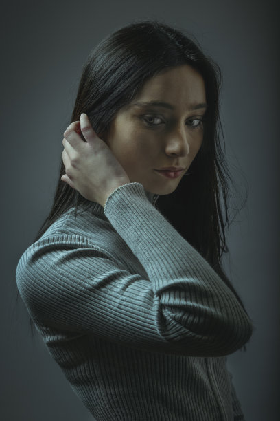 穿灰色衣服的女孩图片下载