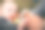 男婴很邋遢，从袋子和勺子里吃东西图片下载