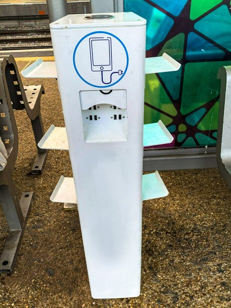 机场免费充电站图片下载